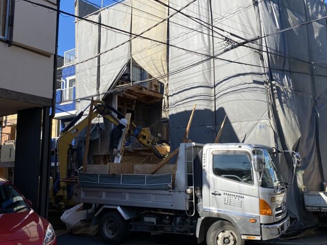東京都渋谷区西原の木造3階建て家屋解体工事中の様子です。